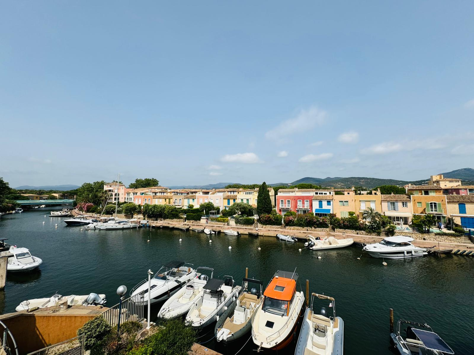 STUDIO A VENDRE A PORT-COGOLIN (83310) VUE CANAUX DERNIER ETAGE