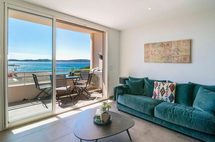 À VENDRE : APPARTEMENT IDÉALEMENT SITUÉ AU CŒUR DE SAINT-MAXIME, OFFRANT UNE VUE SUR LA MER.