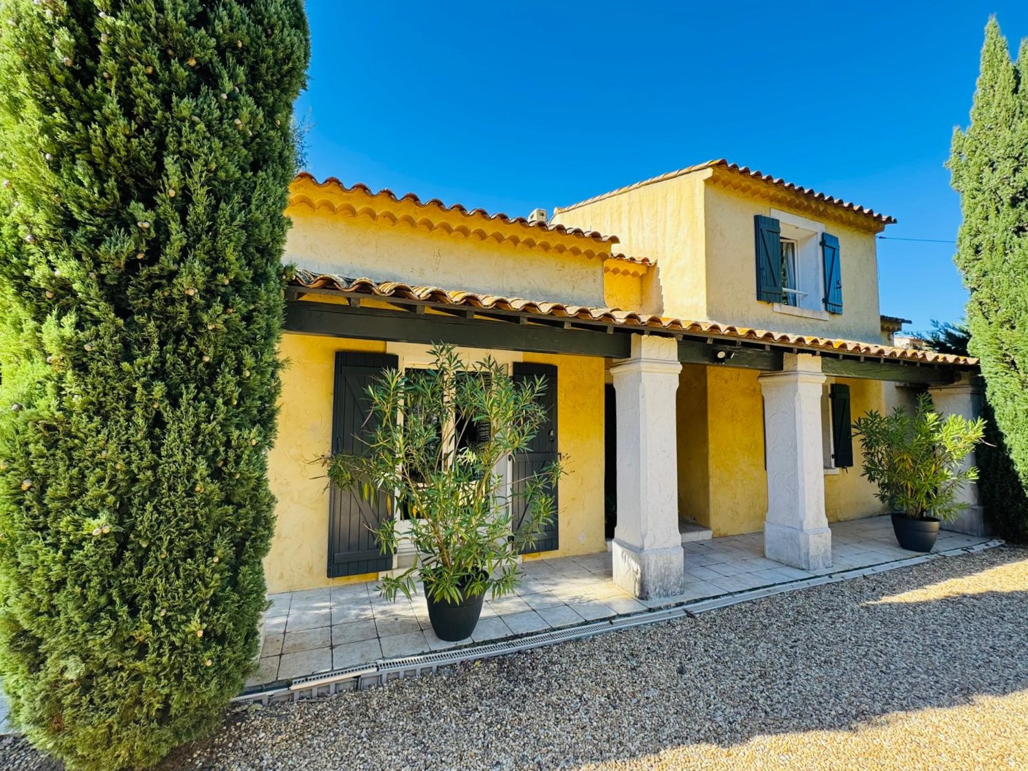 À VENDRE - MAISON PROVENÇALE 5 PIÈCES SUR 2 NIVEAUX DE 149 M2 SUR UN TERRAIN DE 1810 M2 À GASSIN.