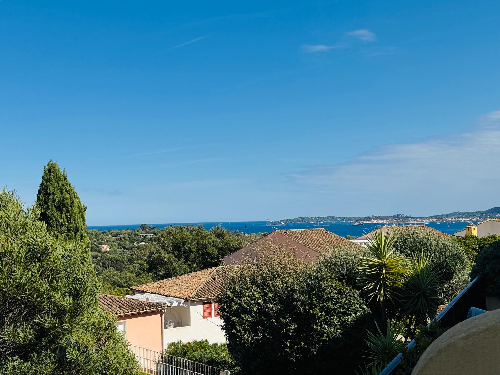 VENDU - APPARTEMENT 4 PIÈCES EN REZ-DE-CHAUSSÉE, SITUÉ DANS UN DOMAINE SÉCURISÉ AVEC VUE SUR LA MER (83310