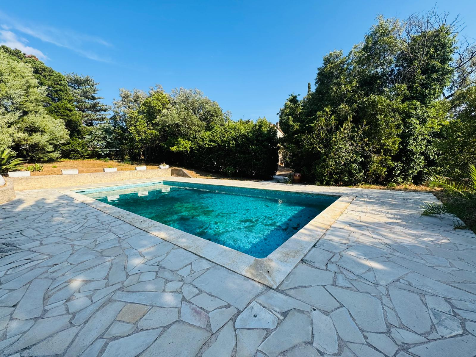PROPOSÉ UNIQUEMENT PAR NOTRE AGENCE - À VENDRE : MAISON À RENOVER SITUÉE À SEULEMENT 100 M DE LA PLAGE. (83310