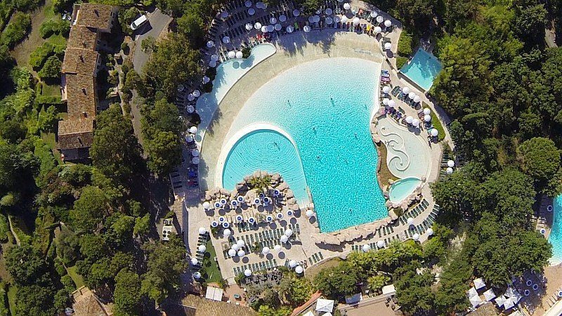 MAISON DE 84 M2, 4 PIÈCES AVEC JARDIN, NICHEE DANS UN DOMAINE SÉCURISÉ À GRIMAUD. (83310)