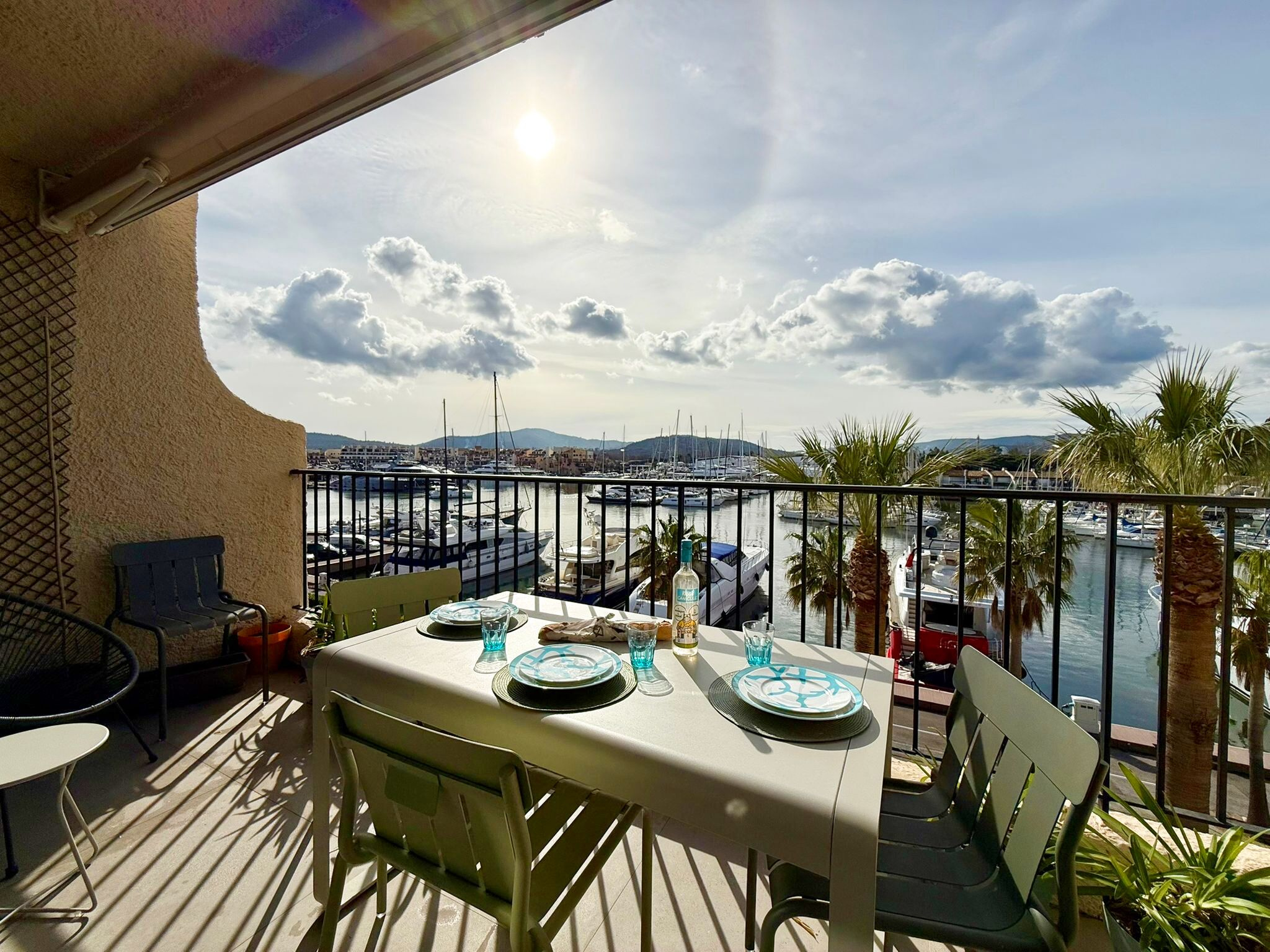 A VENDRE - APPARTEMENT 2 PIÈCES TRAVERSANT DE 40 M2 AVEC TERRASSE DE 9 M2 ET VUE SUR LA MARINA
