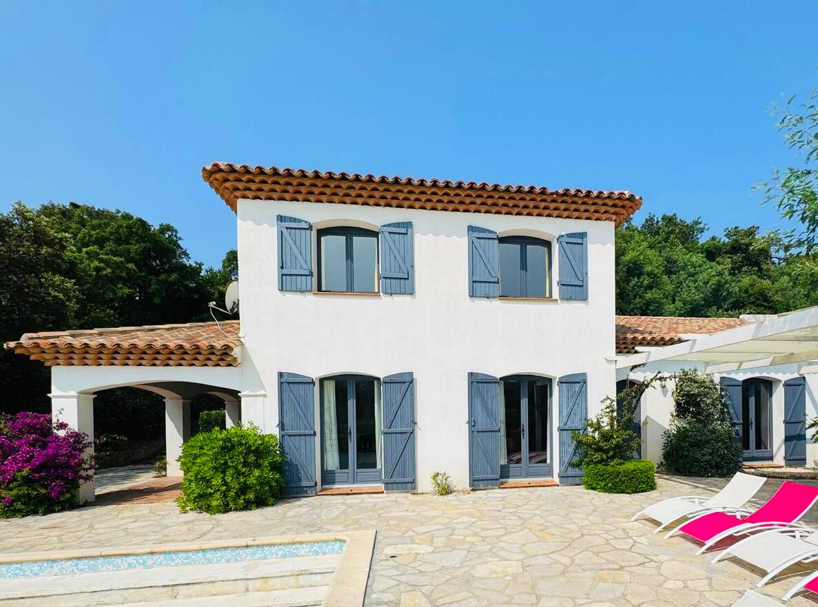 A VENDRE - VILLA 6 PIECES 150m2 AVEC UNE VUE DEGAGEE - 83380 LES ISSAMBRES