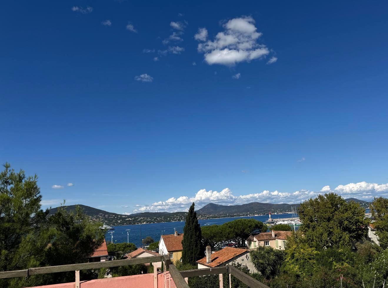 À VENDRE : DUPLEX MODERNE DE 55 M2 HABITABLE AVEC APERÇU MER À SAINT-TROPEZ.(83990)