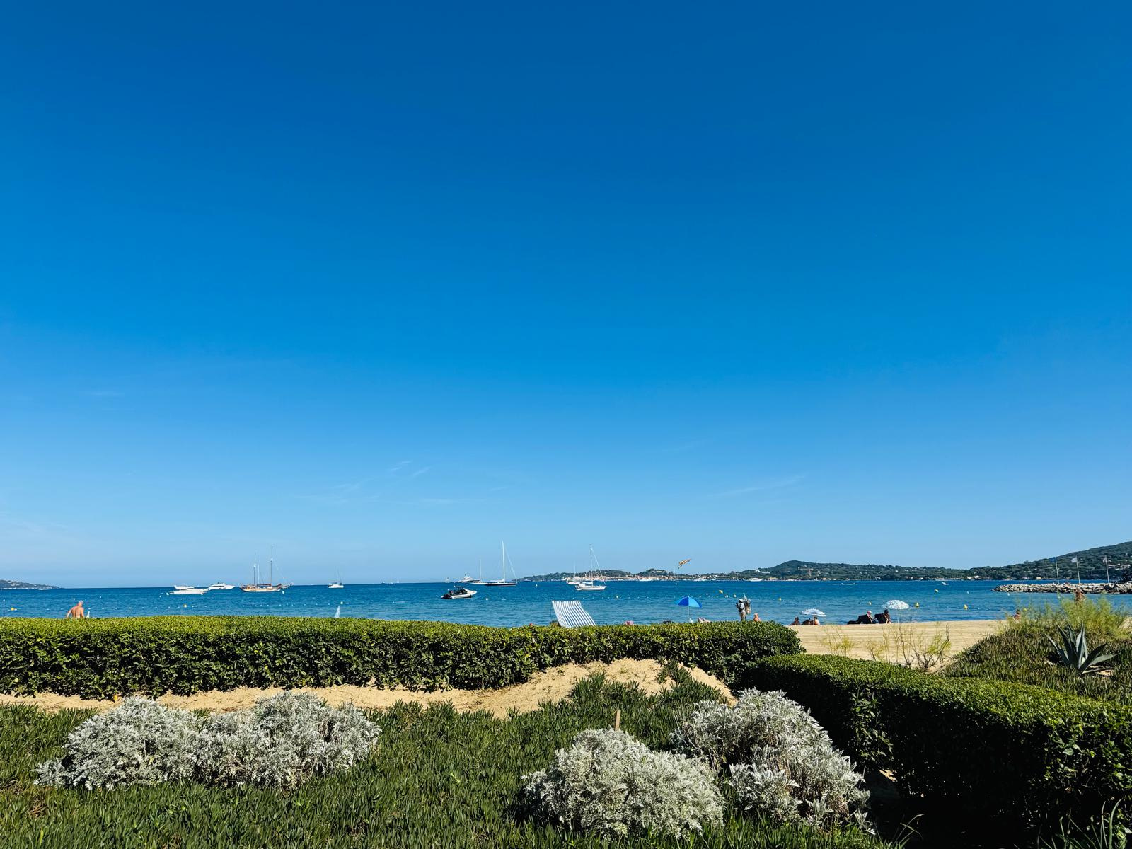 SOUS COMPROMIS - A VENDRE : APPARTEMENT 2 PIECES EN REZ DE JARDIN SUR LA PLAGE - (83310) PORT-GRIMAUD